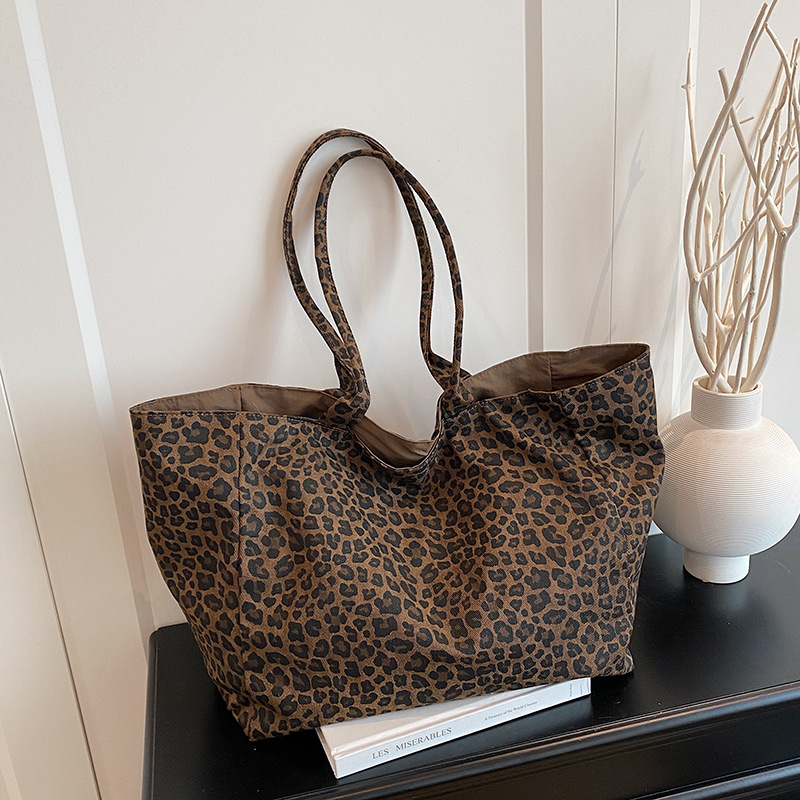 Modna torba typu tote z panter – Embroidery Texture recenzja i cena