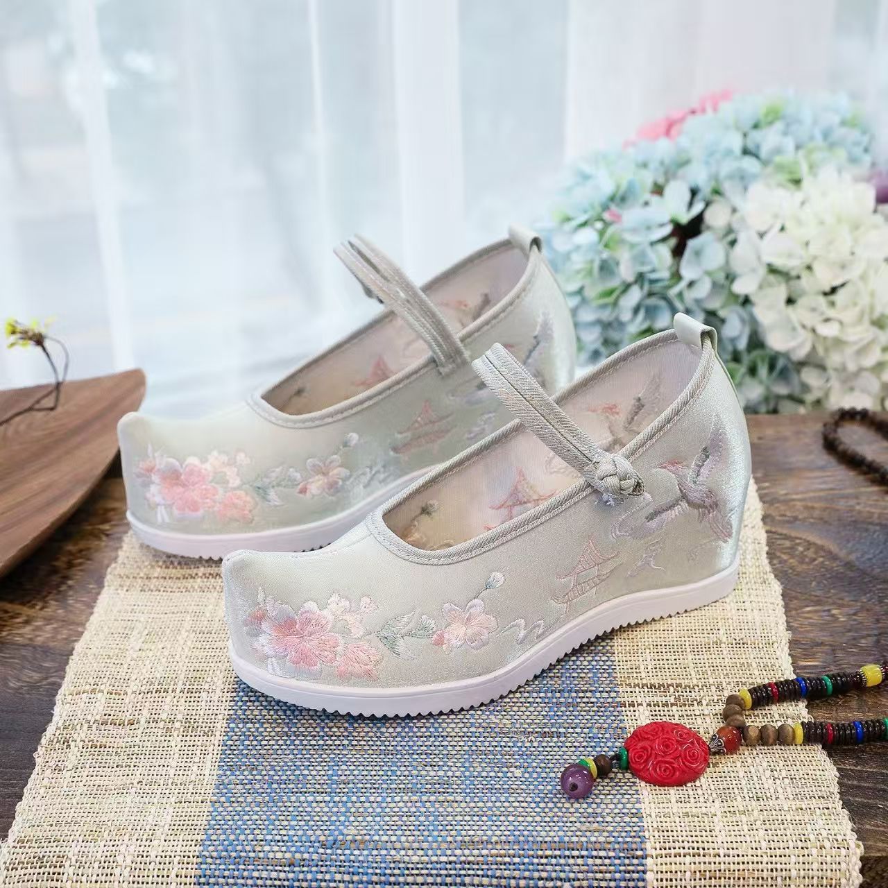 Damskie buty z haftem wewnątrz – Embroidery Shoes recenzja i cena