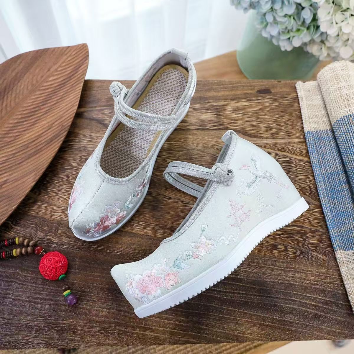 Damskie buty z haftem wewnątrz – Embroidery Shoes recenzja i cena