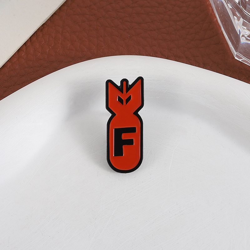 Cartoon Red Bomb F Logo Enamel – Embroidery House recenzja i cena